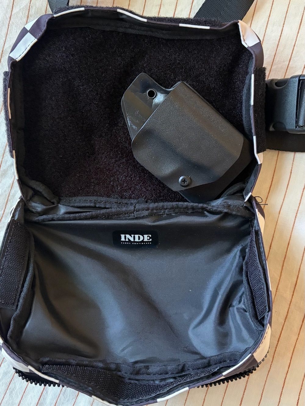 The Inde Quick Bag with S&W Bodyguard 380 - Picture 4 of 4